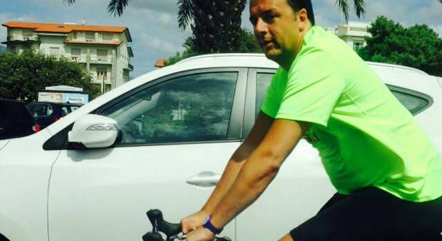 Renzi si concede un giro in bici per le strade della Versilia