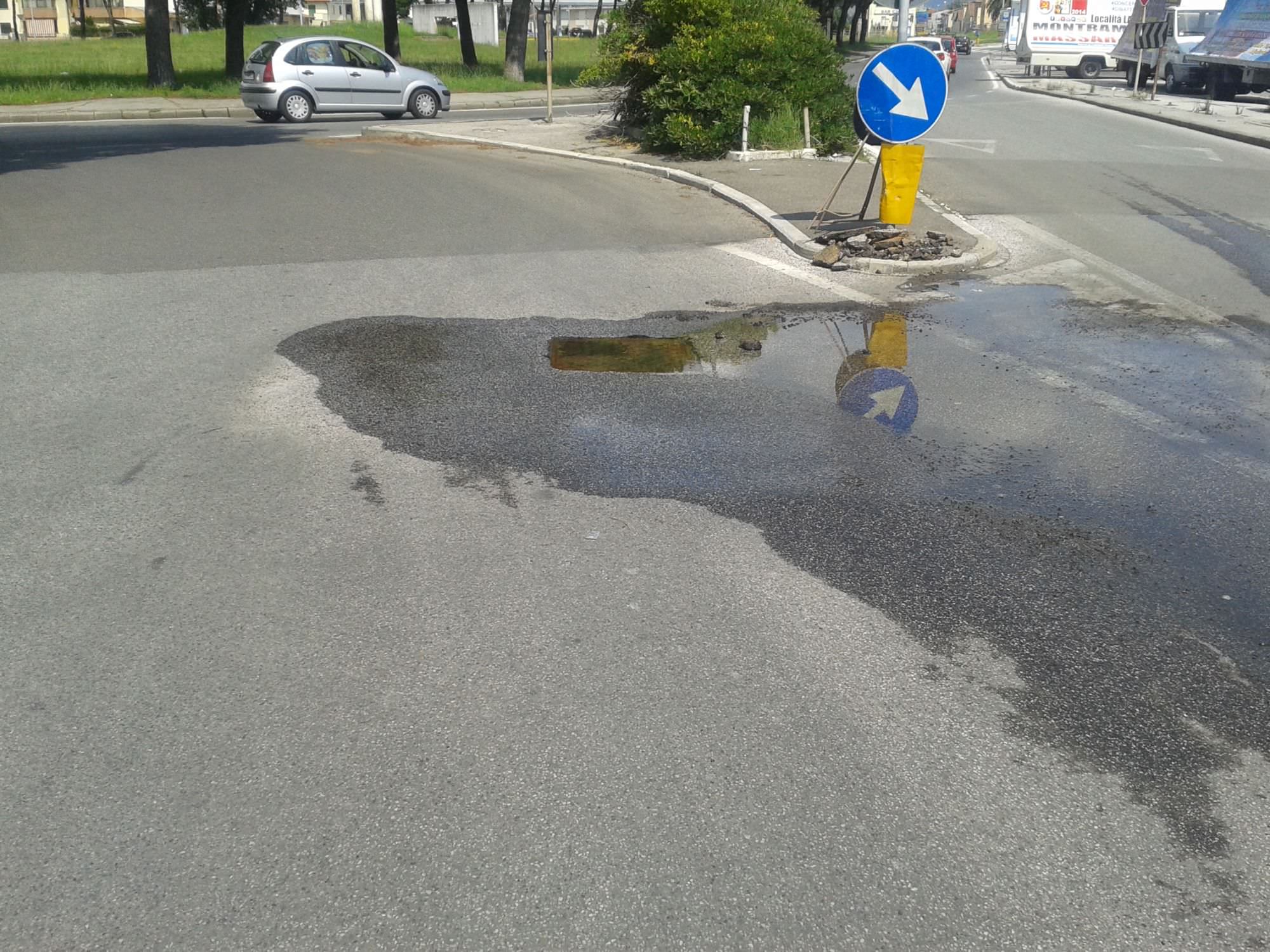 Proteste per un tombino che perde acqua