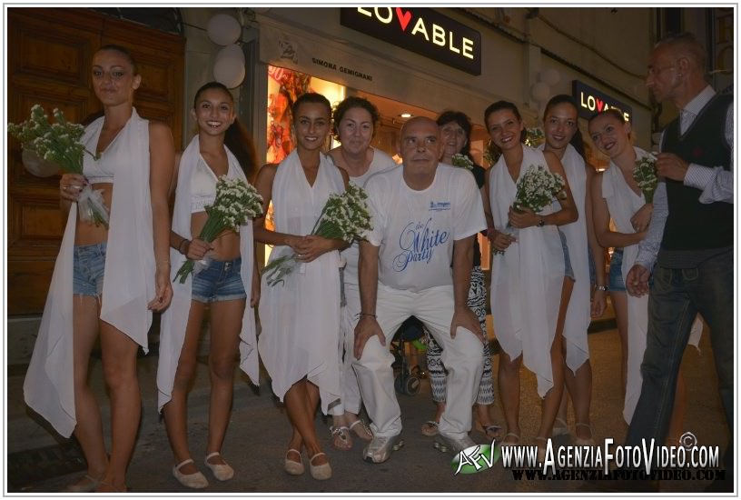 Viareggio, il White Party funziona. Vie del centro prese d’assalto (le foto)