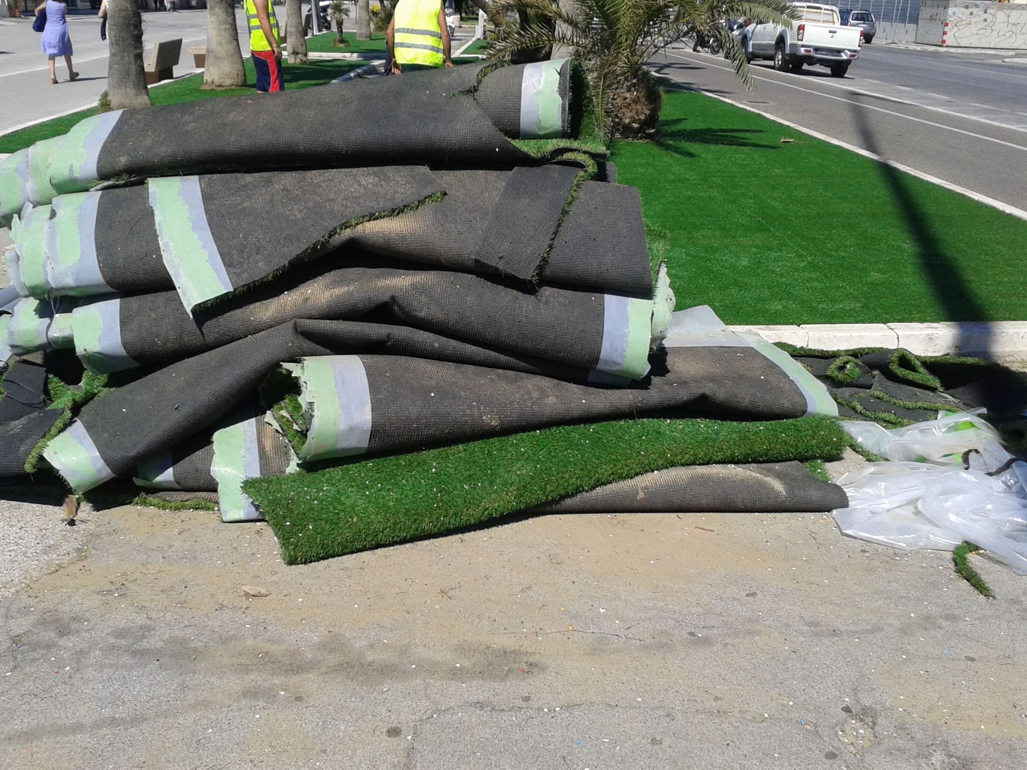 Sostituita l’erba sintetica in un’aiuola di Piazza Mazzini rovinata da vandali