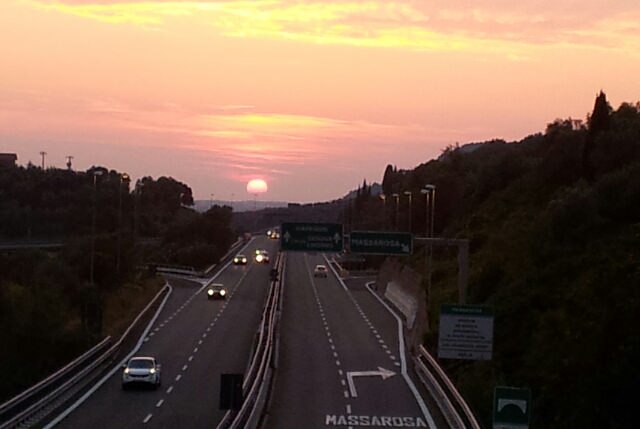 Si addormenta ubriaco in mezzo all’autostrada