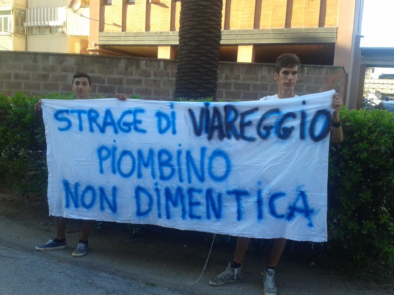 Piombino ricorda la strage di Viareggio con uno striscione