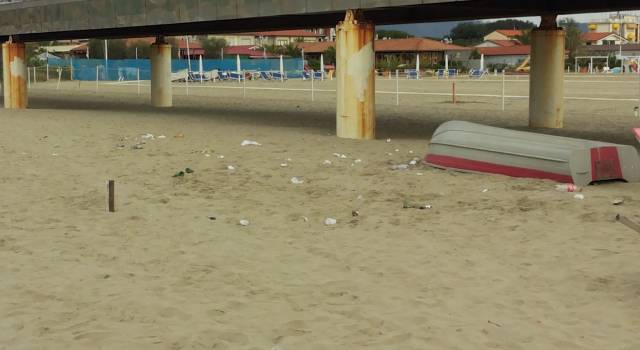 Atti di vandalismo al pontile di Marina di Pietrasanta (foto)