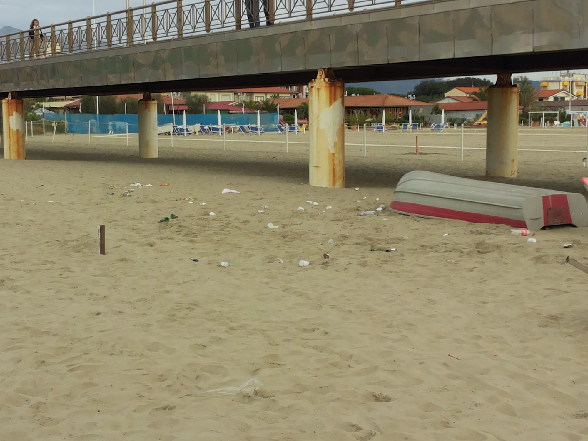 Atti di vandalismo al pontile di Marina di Pietrasanta (foto)