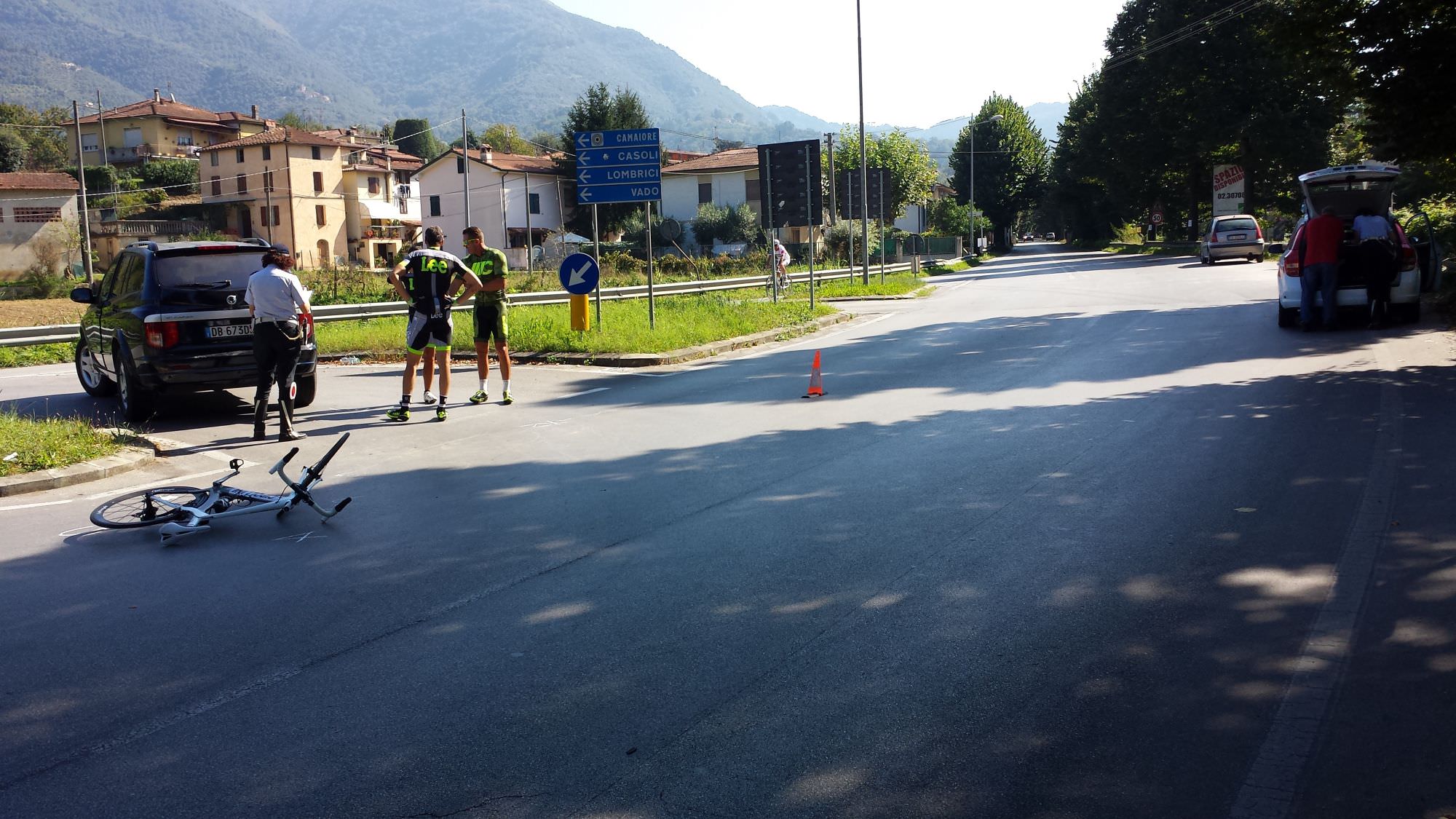 Auto finisce contro gruppo di ciclisti. Tra loro anche l’ex campione Mario Cipollini