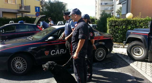 Vende la cocaina alle auto in corsa, arrestato