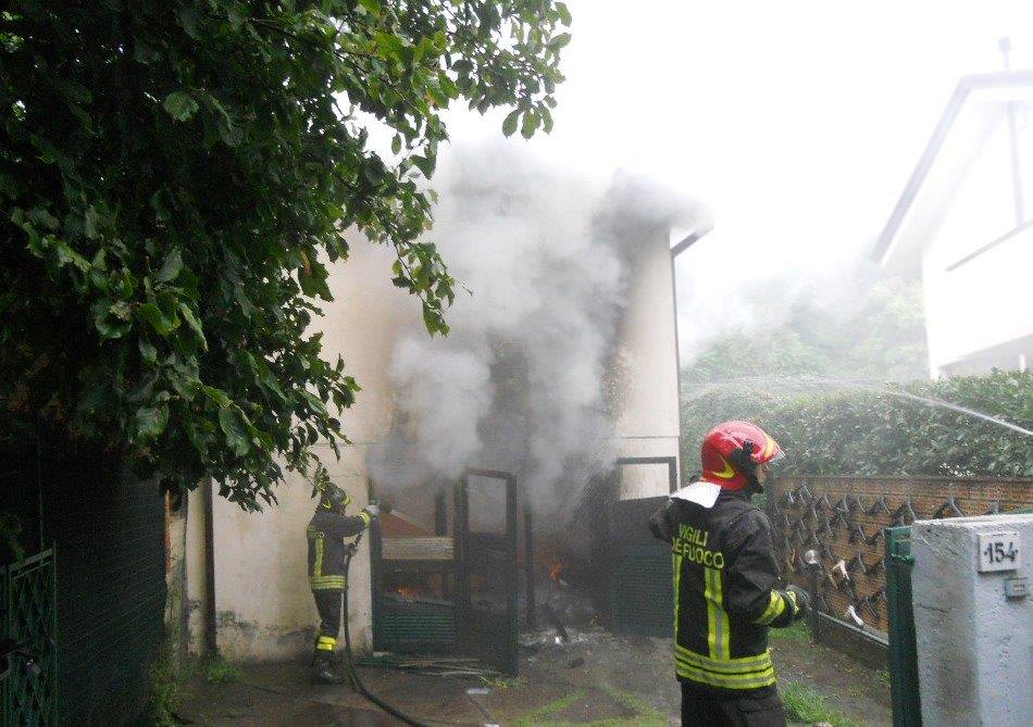 Incendio a Valdicastello, evacuate una decina di persone (le foto)