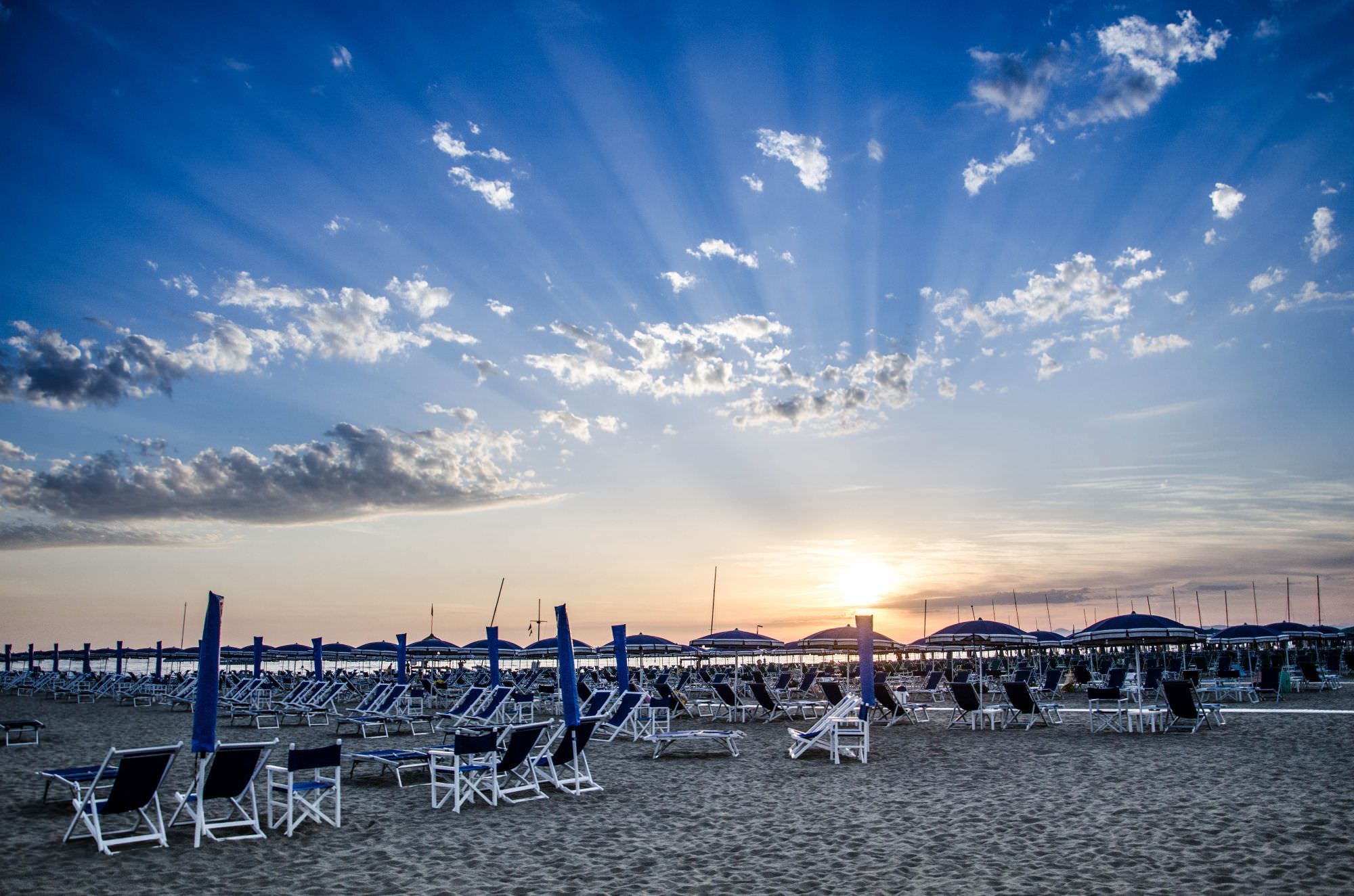 Un drone bagnino sulla spiaggia di Forte dei Marmi