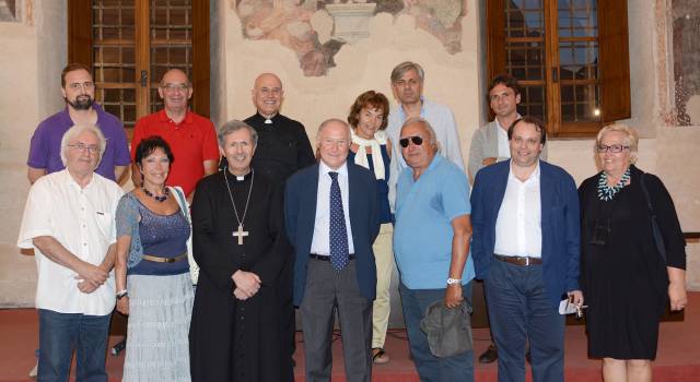 Un incontro per conoscere la realtà creativa cittadina. L&#8217;arcivescovo Benotto a Pietrasanta