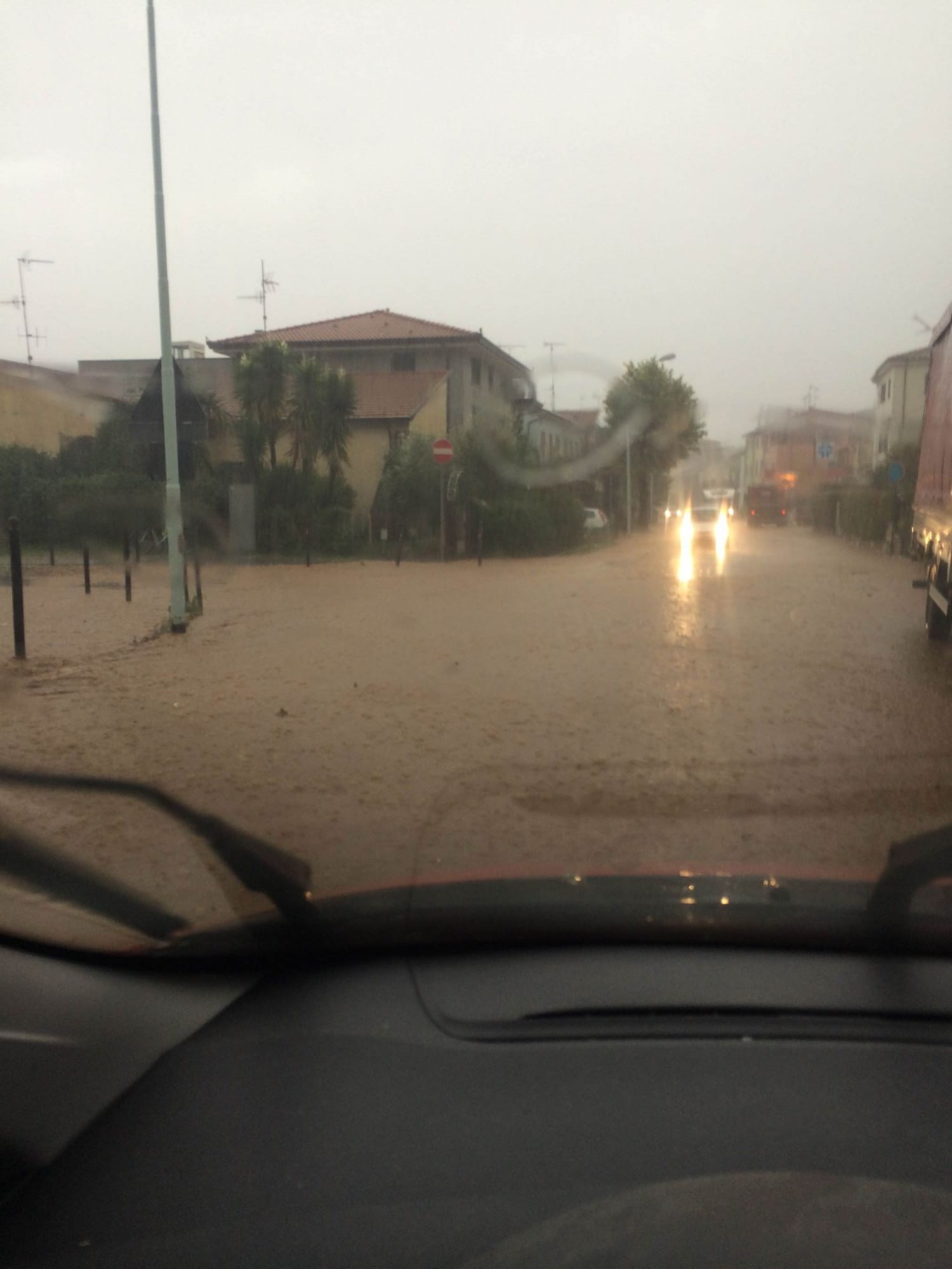 Maltempo, criticità a Quiesa e Viareggio. Feriti in Toscana