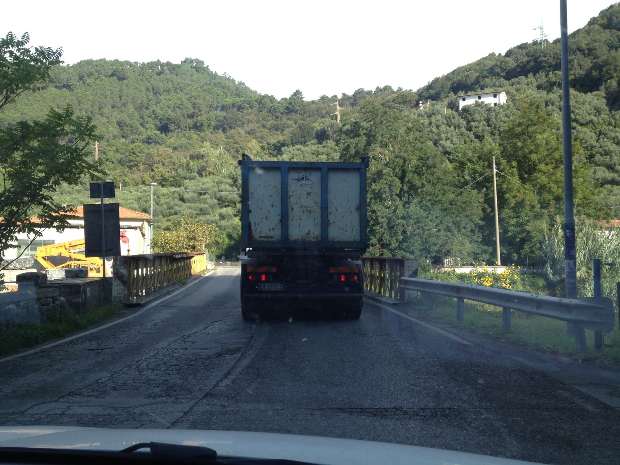 Stop ai camion sul viale Apua