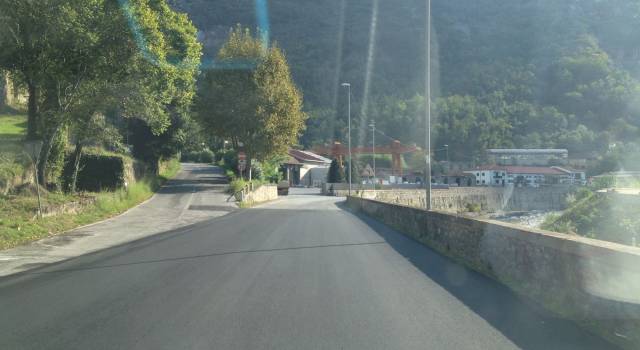 Tir bloccato in curva, traffico in tilt a Seravezza