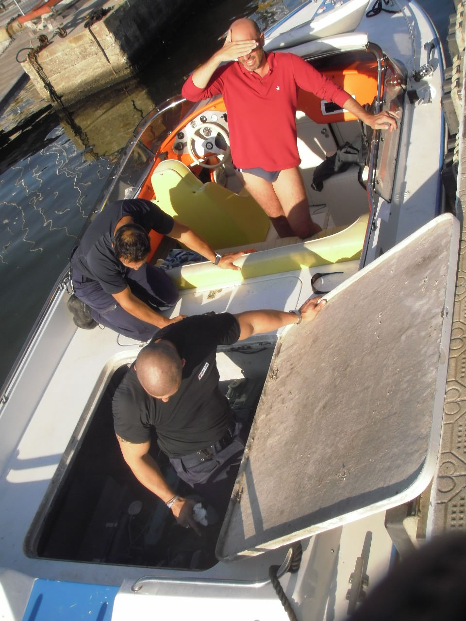 Barca imbarca acqua. Attimi di paura in mare