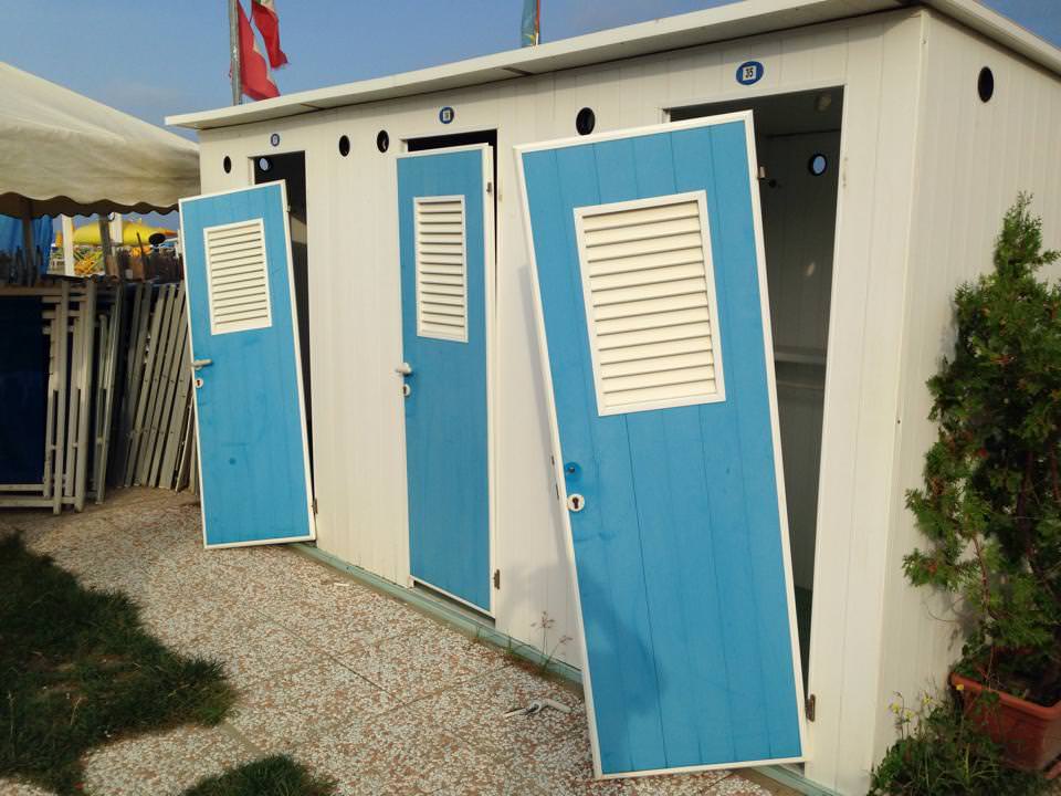 Forzano tre cabine del bagno Raffaello e portano via un’idropulitrice