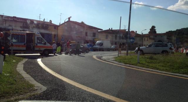 Incidente sulla Sarzanese, giovane cade da scooter vicino all&#8217;autostrada
