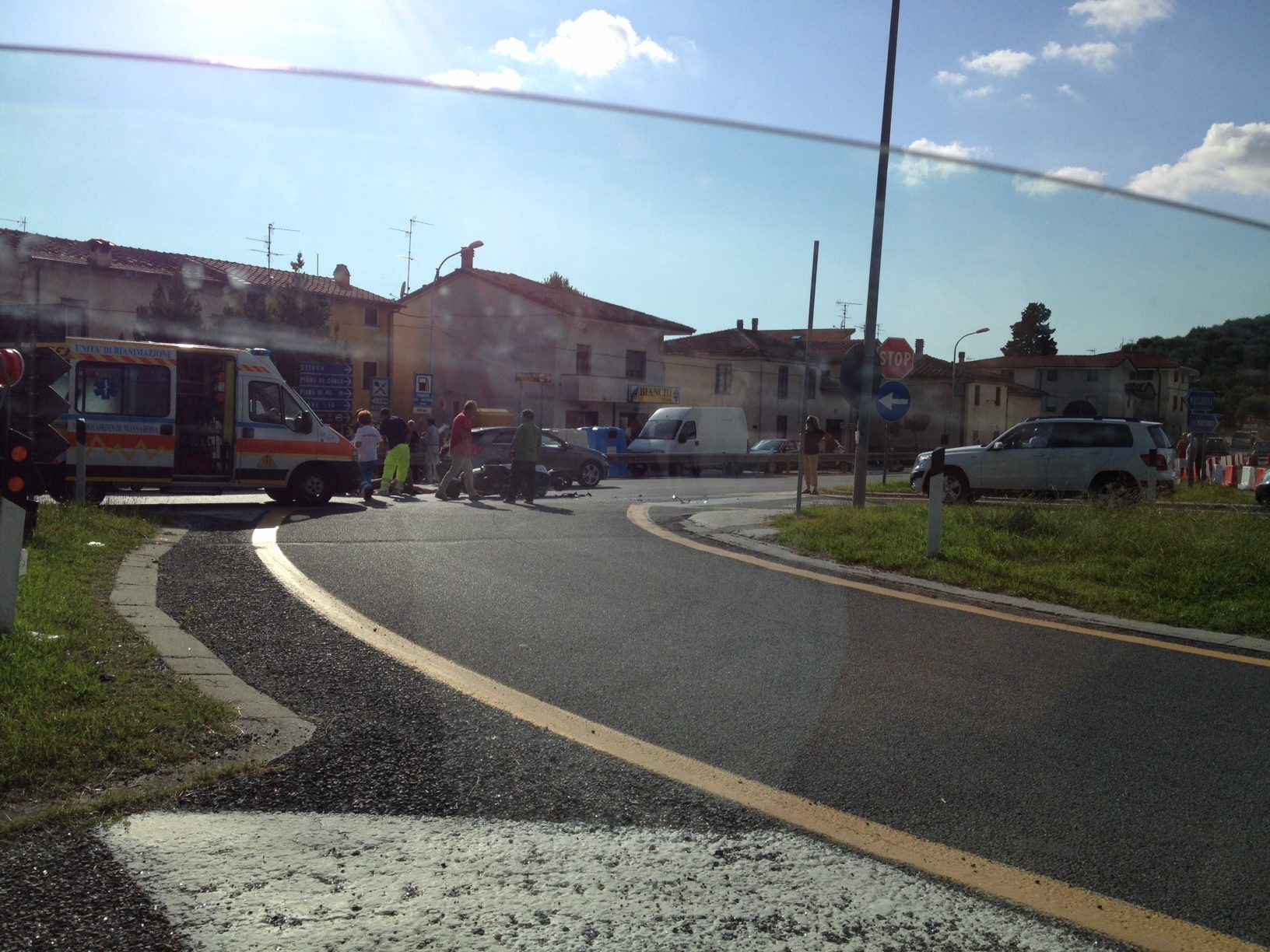 Incidente sulla Sarzanese, giovane cade da scooter vicino all’autostrada