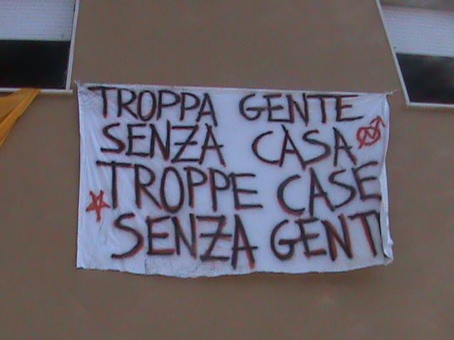 Occupato a Viareggio uno stabile delle Ferrovie chiuso da tempo