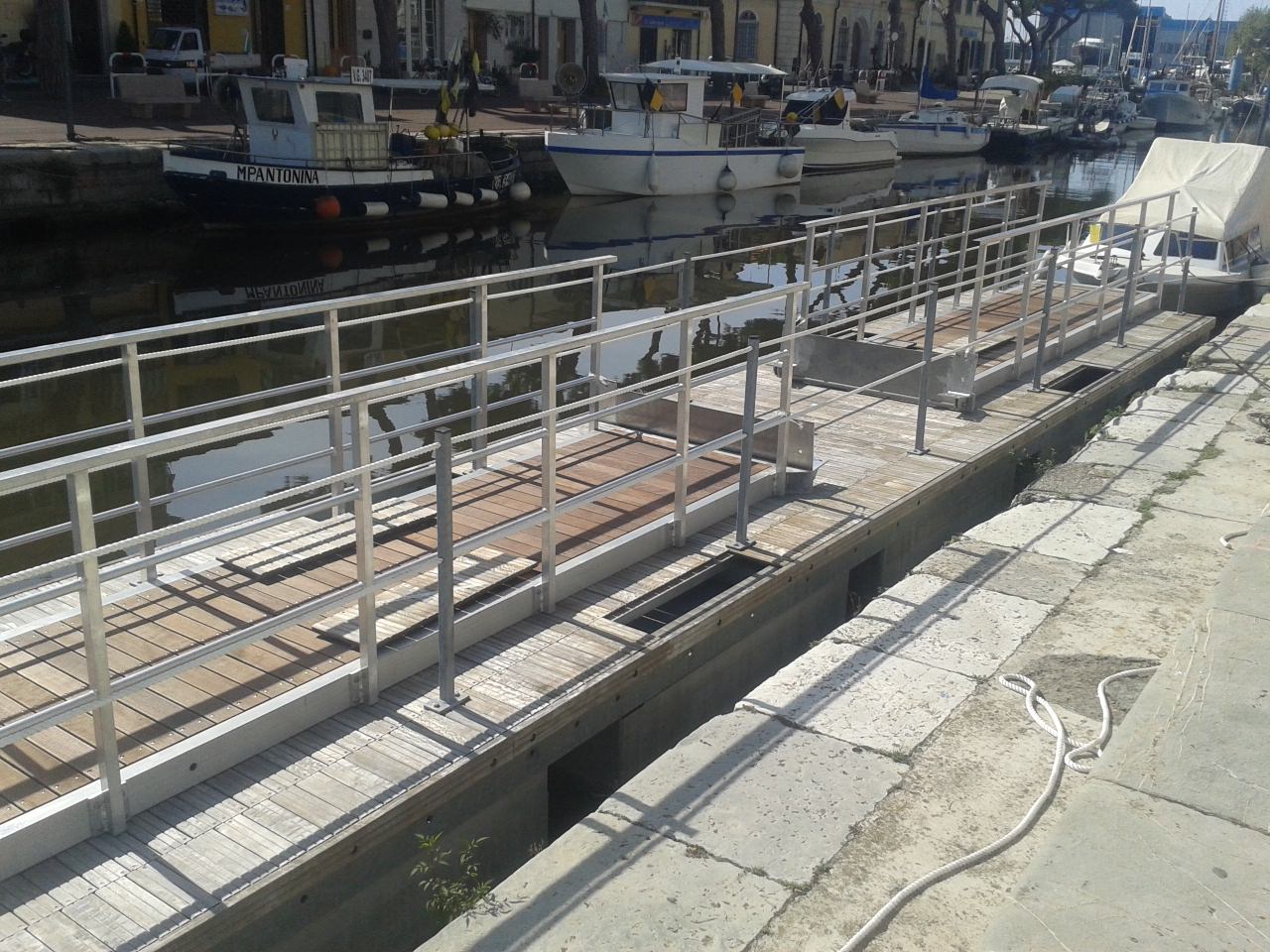 Ancora da montare la passerella al posto del ponte girante, disagi per pedoni e ciclisti