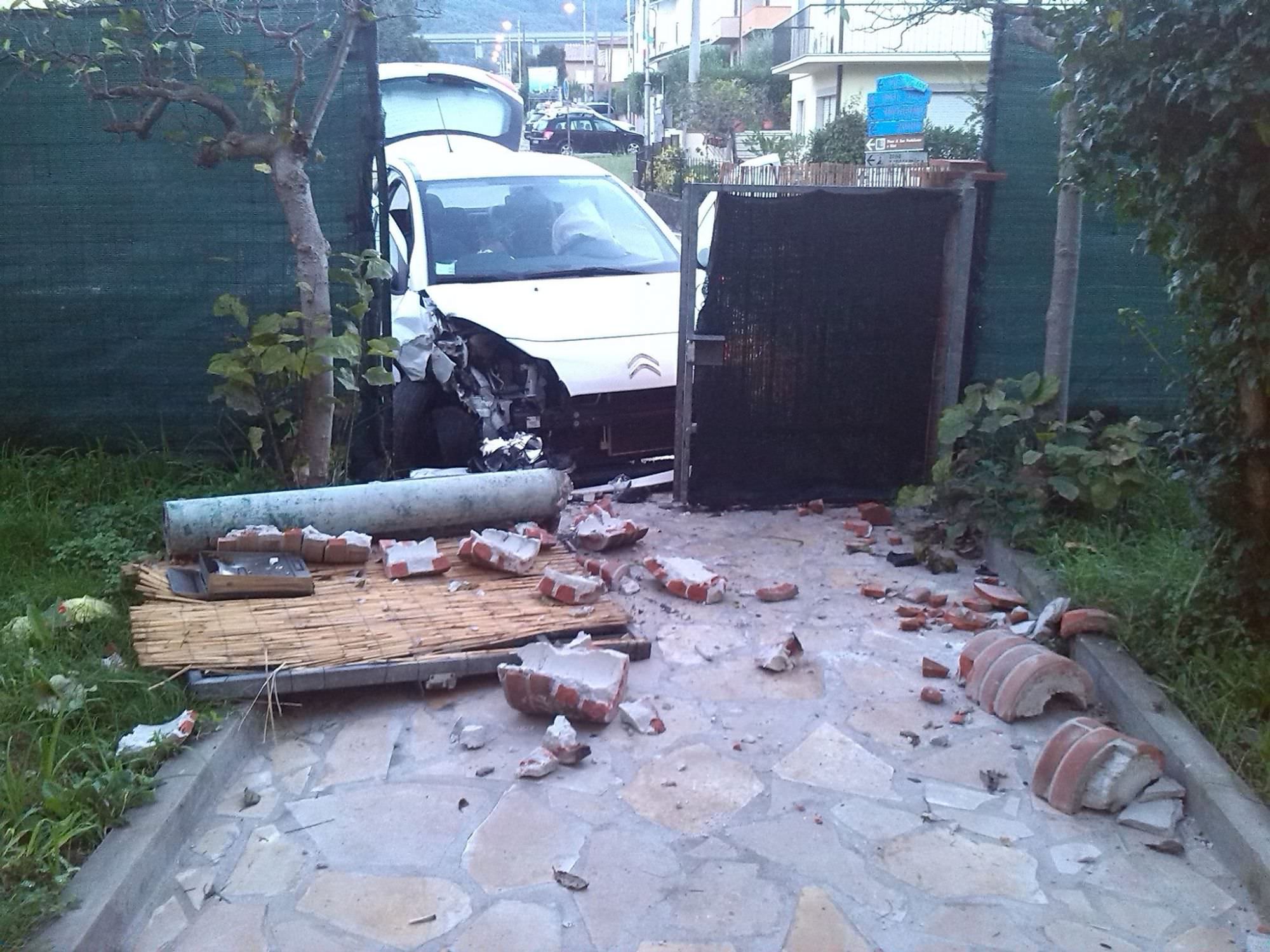 Sbandano e finiscono con l’auto dentro il giardino di una casa (le foto)