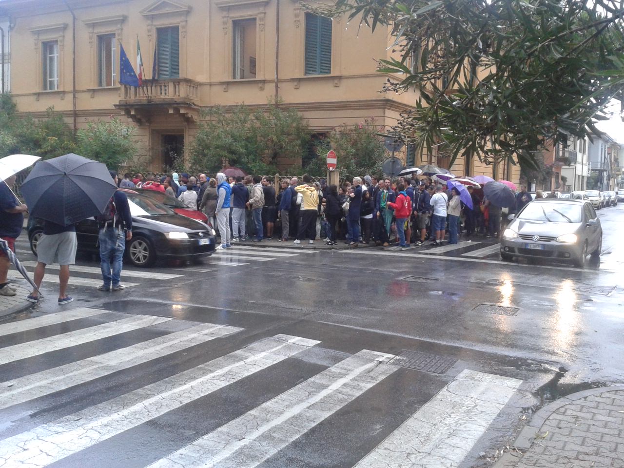 In fila sotto la pioggia per la speranza di un posto di lavoro