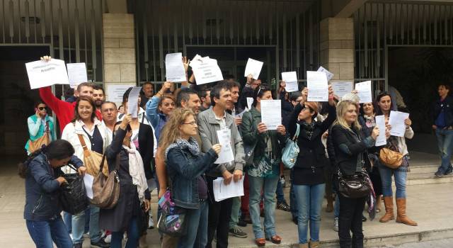 Caos Viareggio Patrimonio, i dipendenti manifestano davanti al Comune (foto)