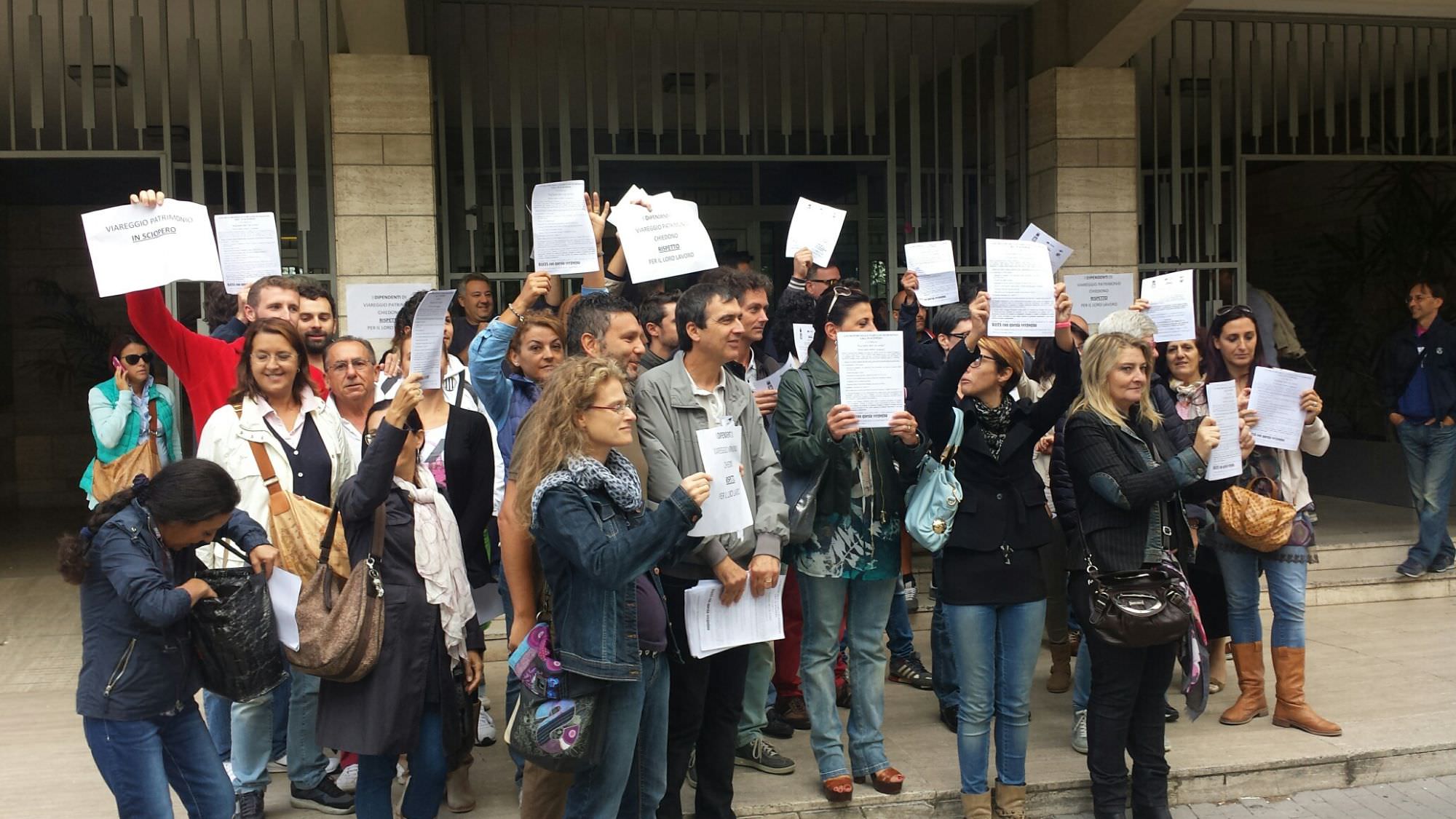 Caos Viareggio Patrimonio, i dipendenti manifestano davanti al Comune (foto)