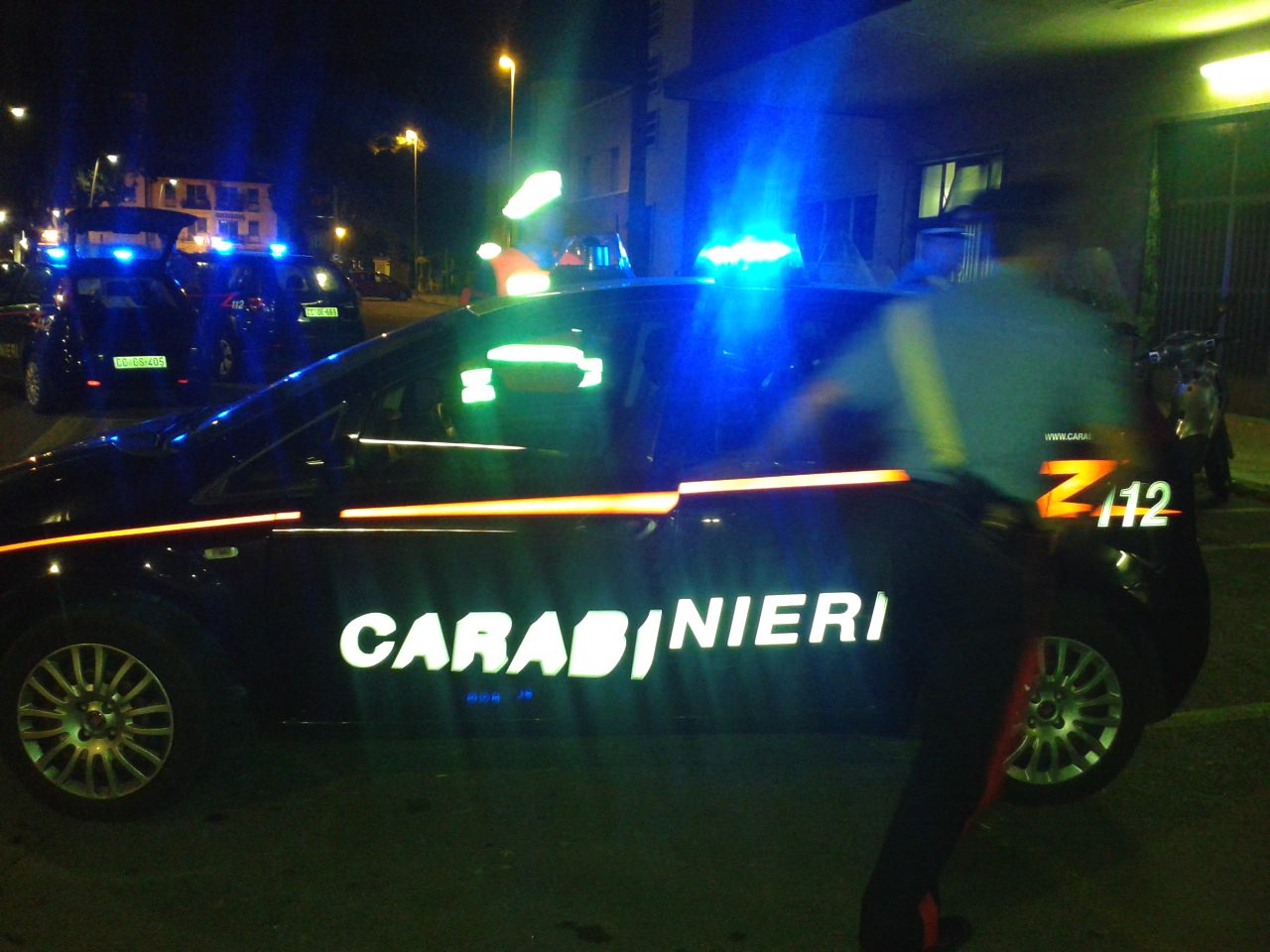 Entra in casa mentre il proprietario lavora in giardino. Arrestato un uomo