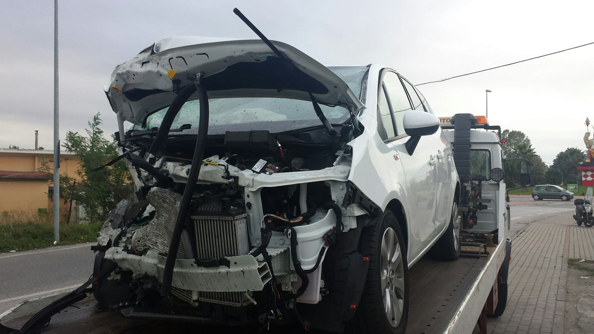 Incidente frontale al sottopasso, ferite due persone. Traffico in tilt (le foto)