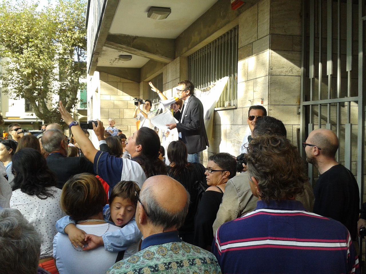 Le mamme viareggine scendono in piazza, manifestazione in difesa degli asili