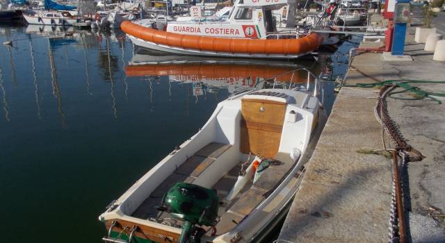 Barca in avaria davanti al porto di Viareggio, interviene la Guardia Costiera