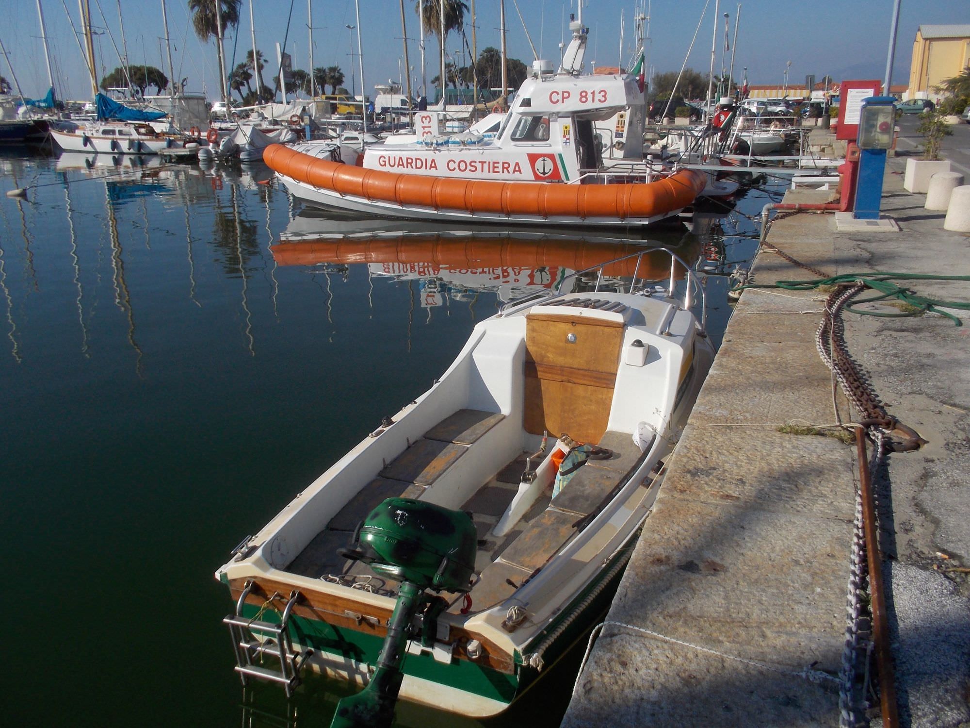 Barca in avaria davanti al porto di Viareggio, interviene la Guardia Costiera