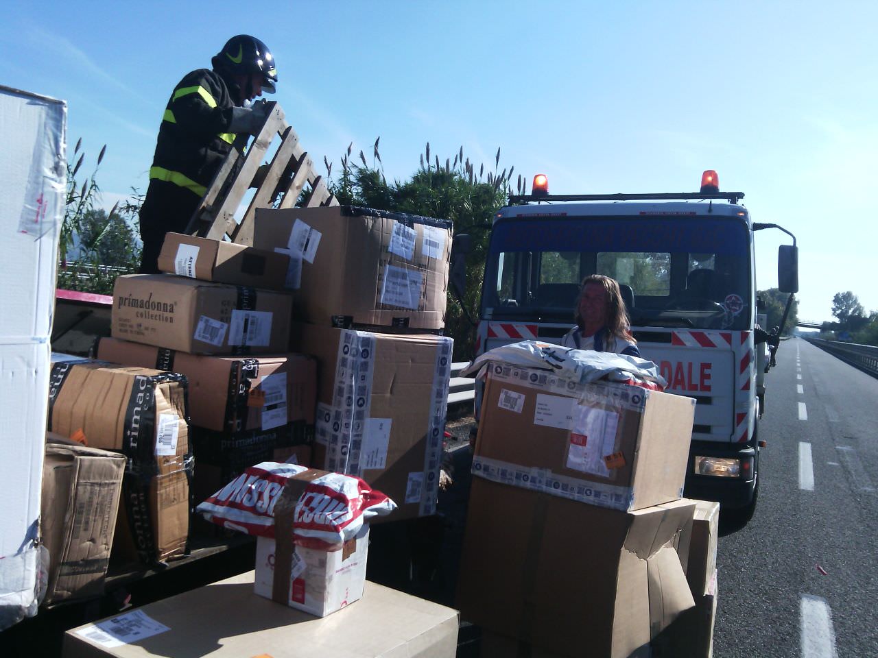 Scontro tra furgoni sulla variante: centinaia di scatole sull’asfalto (le foto)