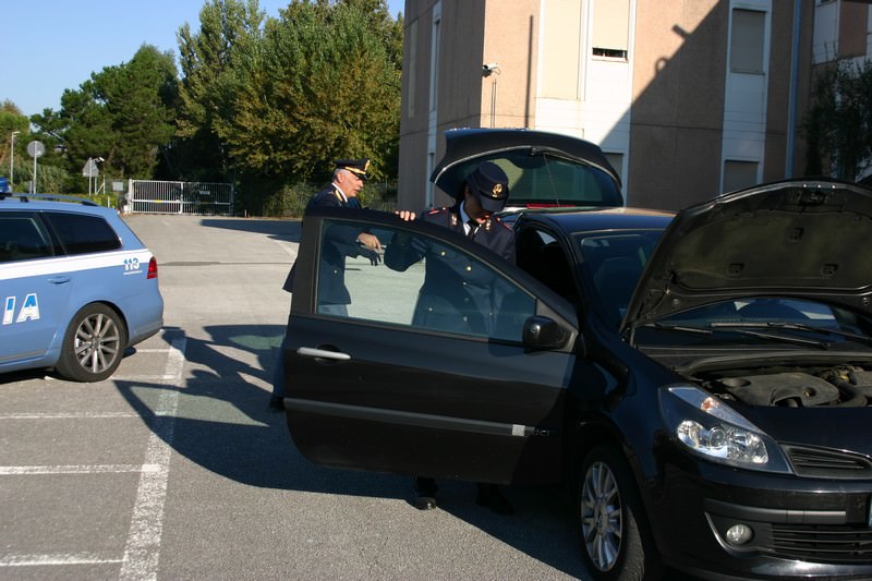 Rapinava le vittime dopo averle picchiate. Arrestato un uomo