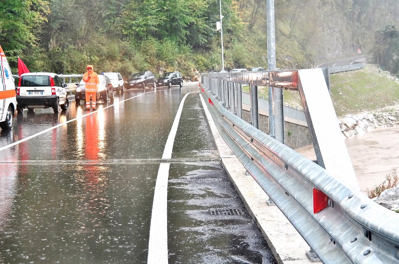 Nuovo tratto di strada e nuovo ponte a “Tre Fiumi”, scongiurato l’isolamento di Arni