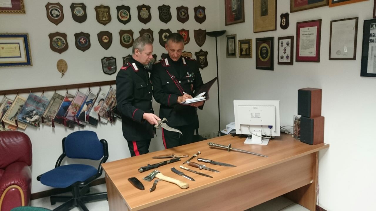 Girava per Viareggio con sette coltelli, un’ascia e una katana. Fermato un uomo