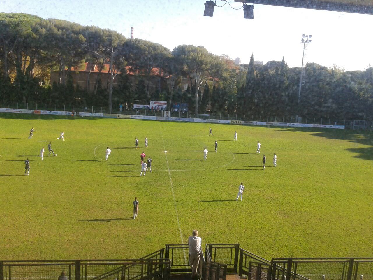 Danni al bagno dello stadio di Rosignano, ridotta da 200 a 100 euro la multa inflitta al Viareggio