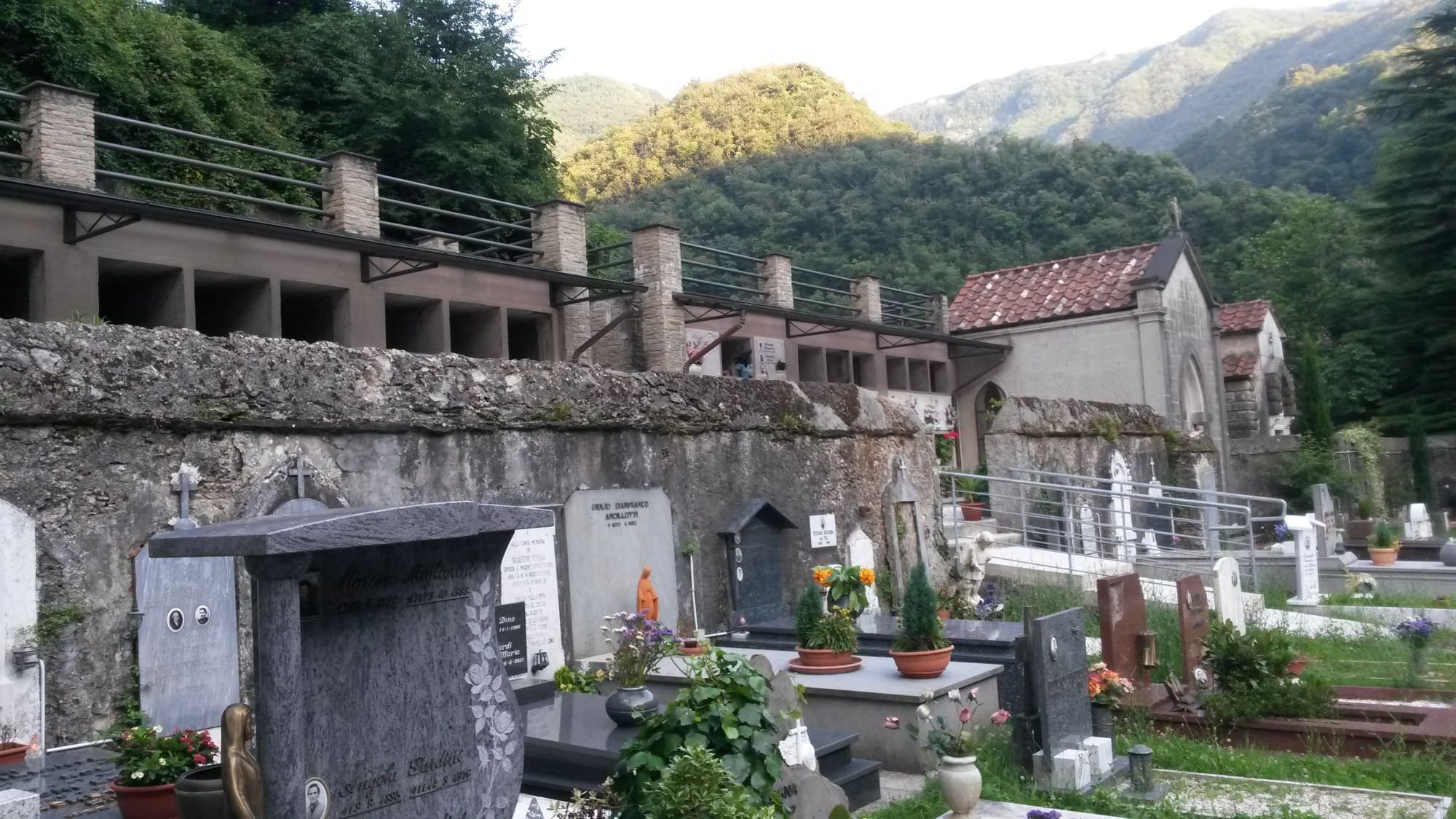 I cittadini puliscono il cimitero di Ruosina