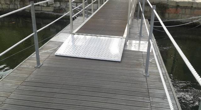 Via le barriere architettoniche, ora i disabili possono usare la passerella sul Burlamacca