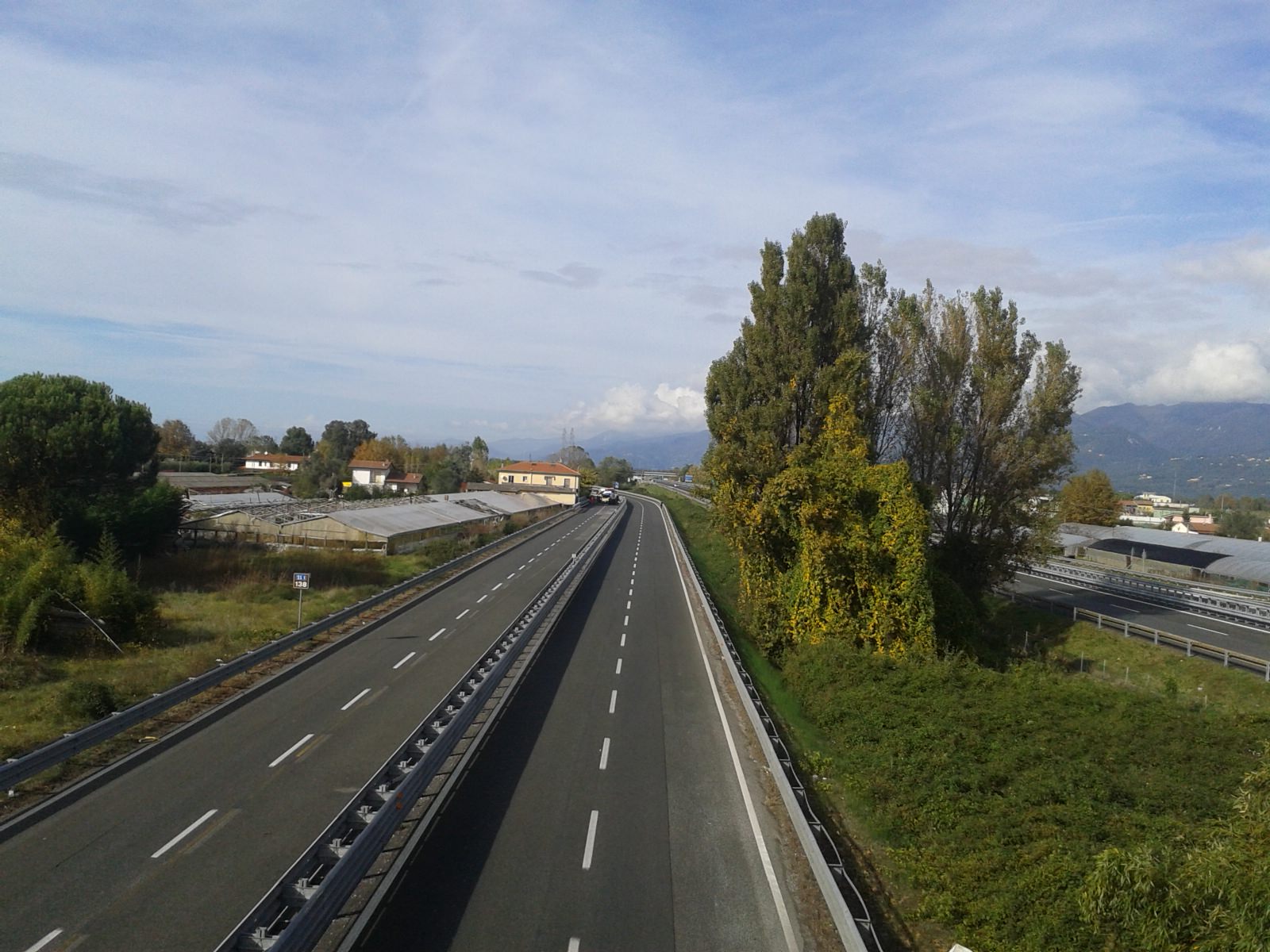 Auto si schianta contro il guard-rail, due bambine in ospedale