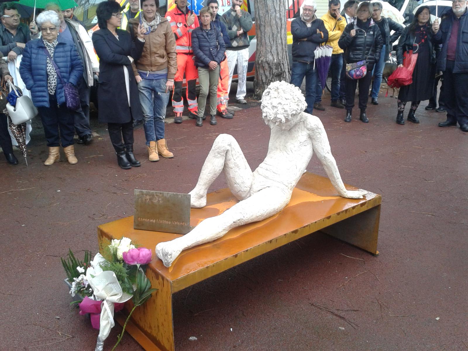 Inaugurata la statua di Libero Maggini sulla banchina intitolata a Matteo Valenti