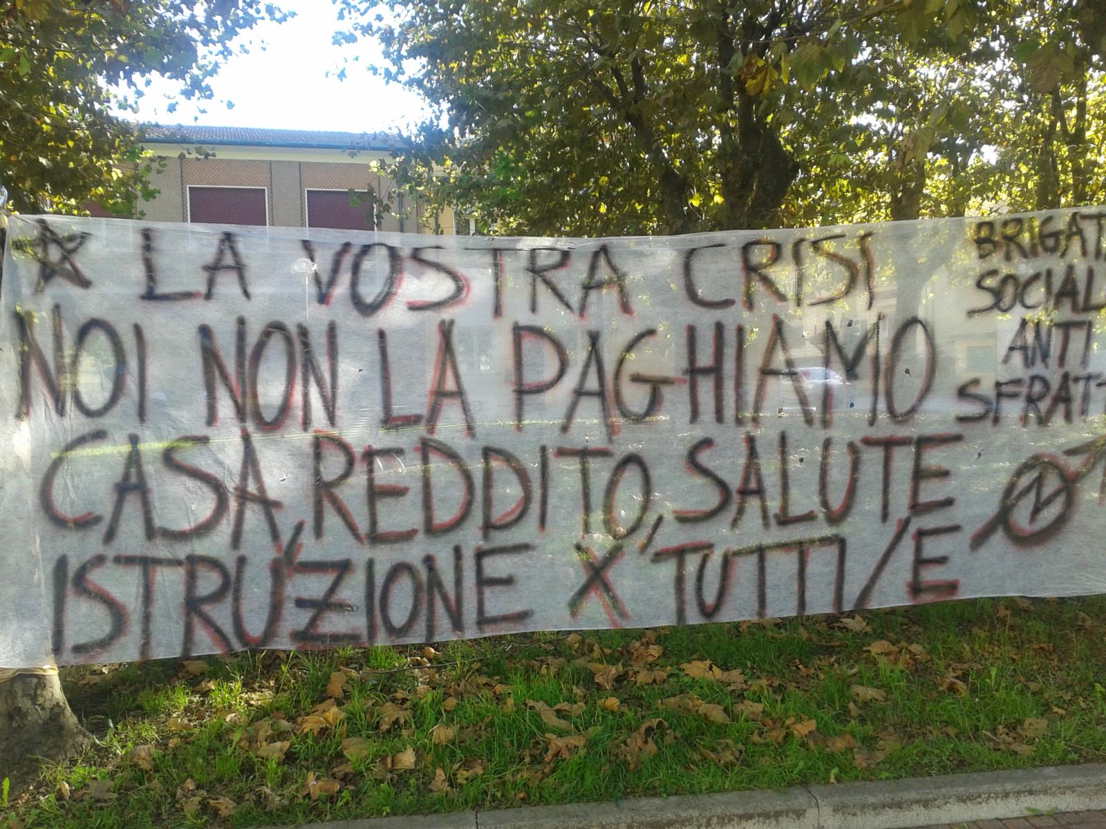 “No agli sfratti”. Presidio a Viareggio