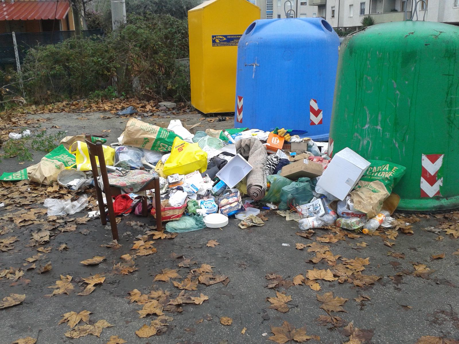 Sanzioni per chi lascia i rifiuti fuori dai cassonetti, 54 multati a Viareggio