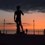 Il David di Michelangelo sul Pontile. Suggestioni a Tonfano 1 (Foto: Emma Leonardi)