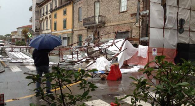 Pioggia e vento fanno crollare ponteggio in via Regia. Nessun ferito