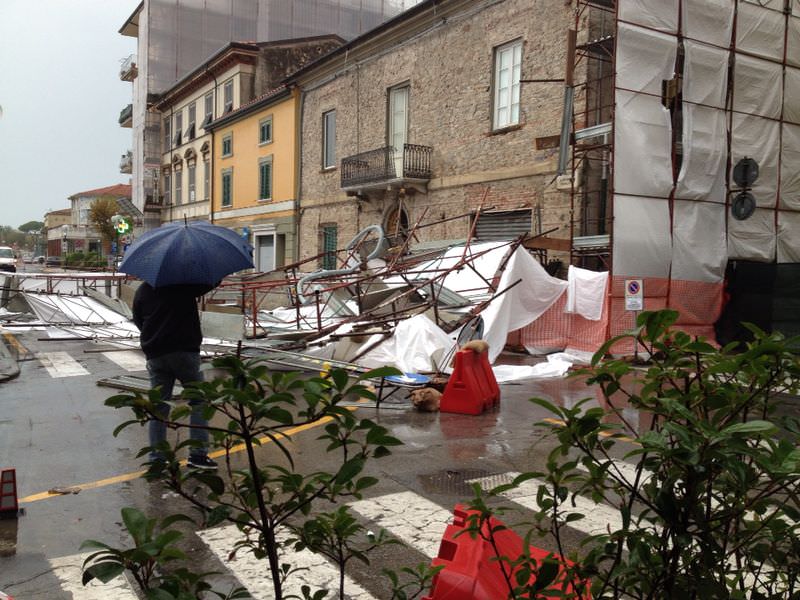 Pioggia e vento fanno crollare ponteggio in via Regia. Nessun ferito