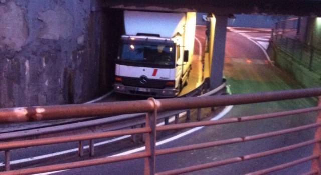 Carico troppo alto, camion resta incastrato nel sottopassaggio di Torre del Lago