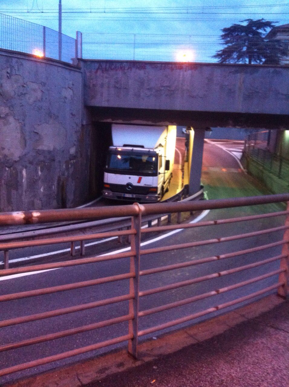 Carico troppo alto, camion resta incastrato nel sottopassaggio di Torre del Lago