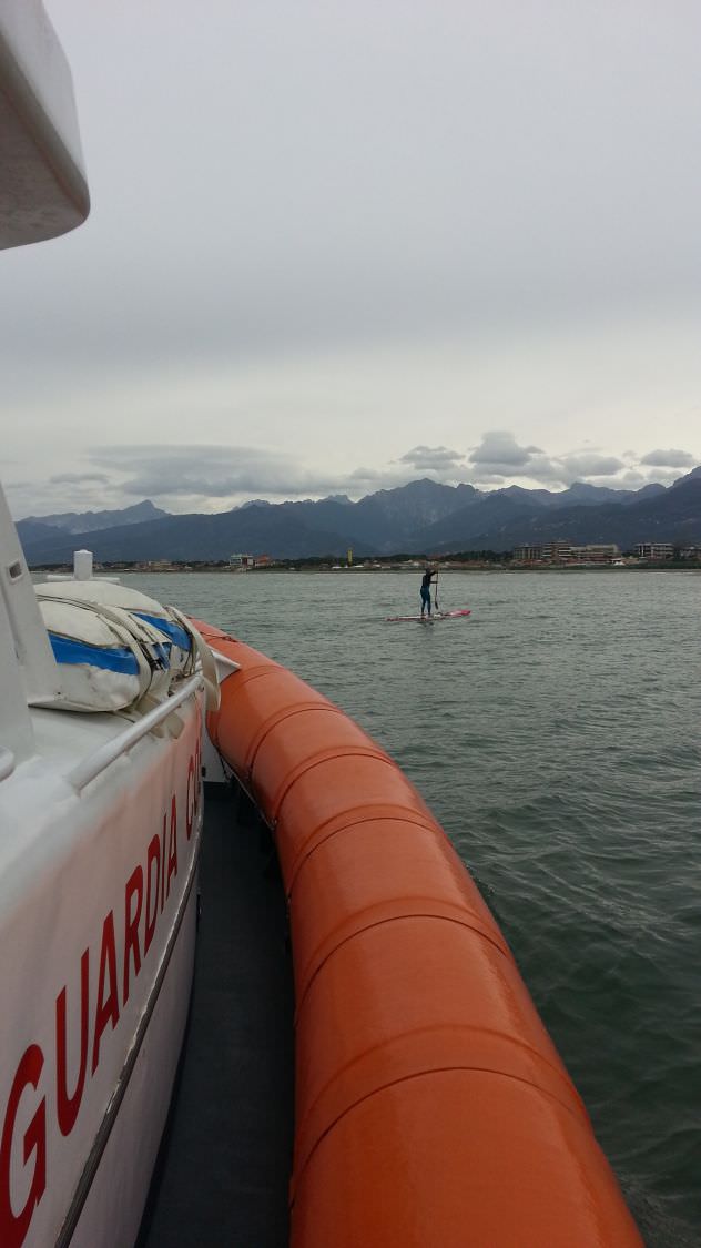 Va al largo ma il vento gli impedisce di tornare a riva, salvato surfista viareggino