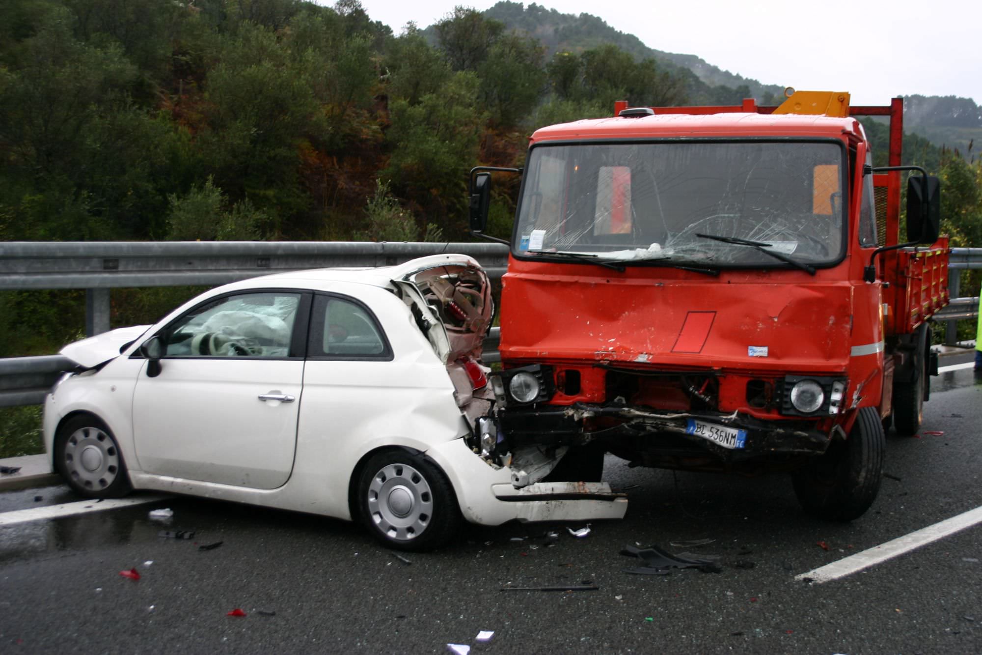 Incidente sulla Bretella, due persone ferite