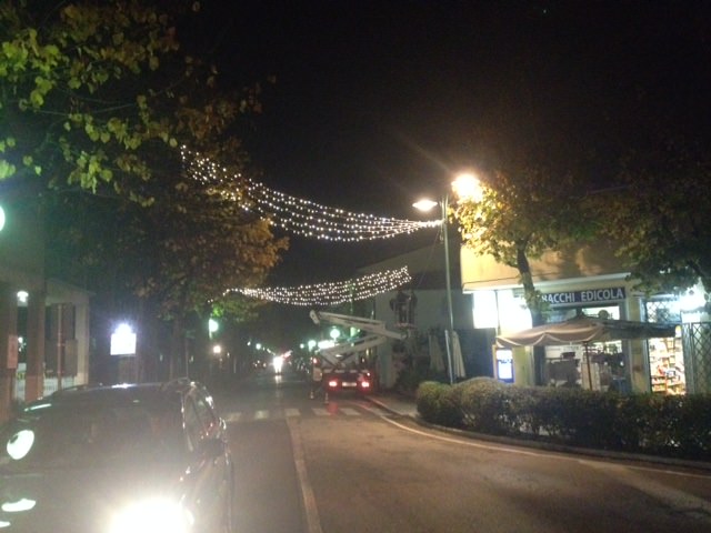 A Vittoria Apuana è già Natale. Iniziata l’installazione delle luci per le festività